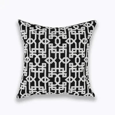 NovaLuxe – Stijlvolle Geborduurde Kussenhoes met Tijdloos Quatrefoil Motief