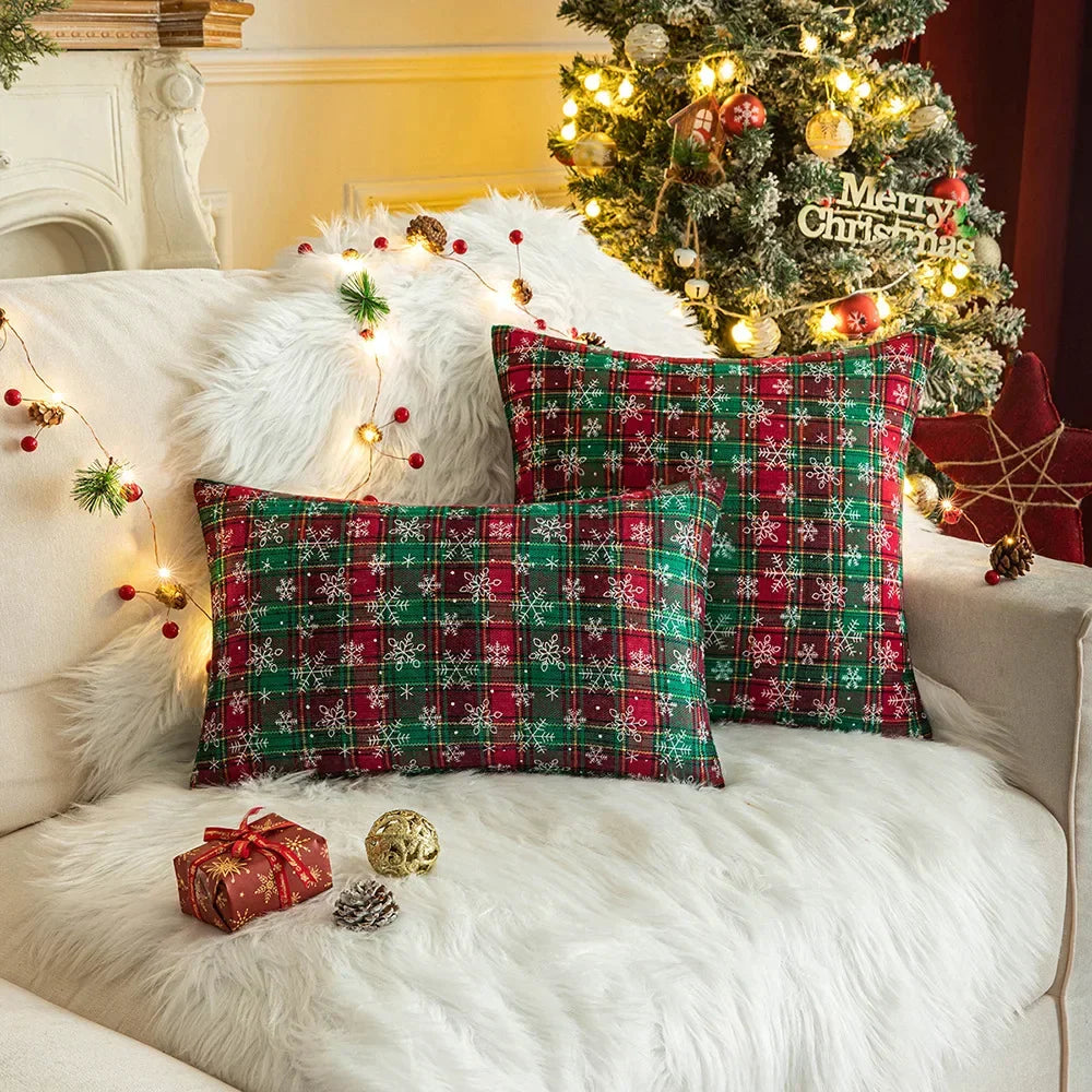 HolidayGlow – Christmas Plaid Cushion Cover with Snowflake Motif for a Magical Interior