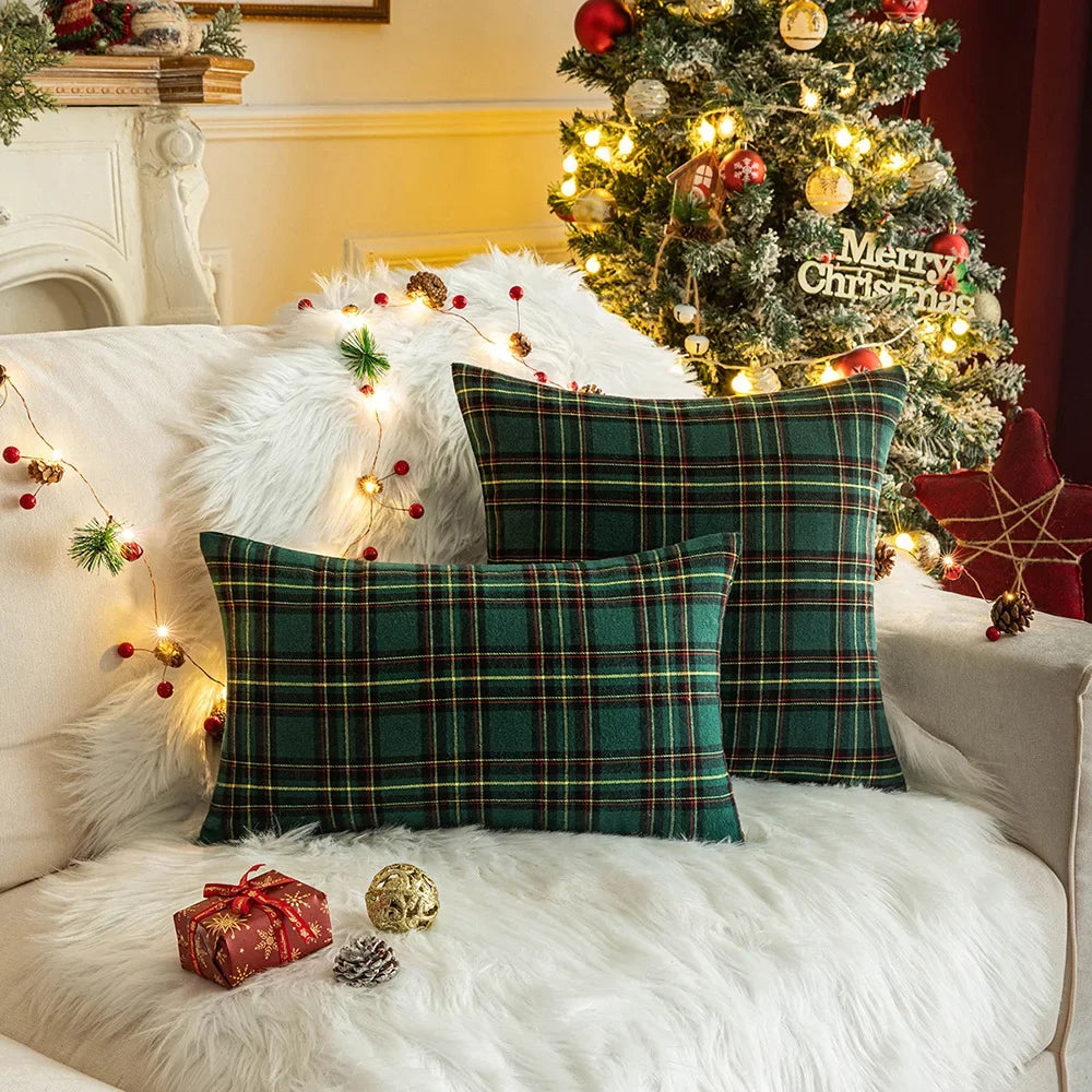 HolidayGlow – Christmas Plaid Cushion Cover with Snowflake Motif for a Magical Interior