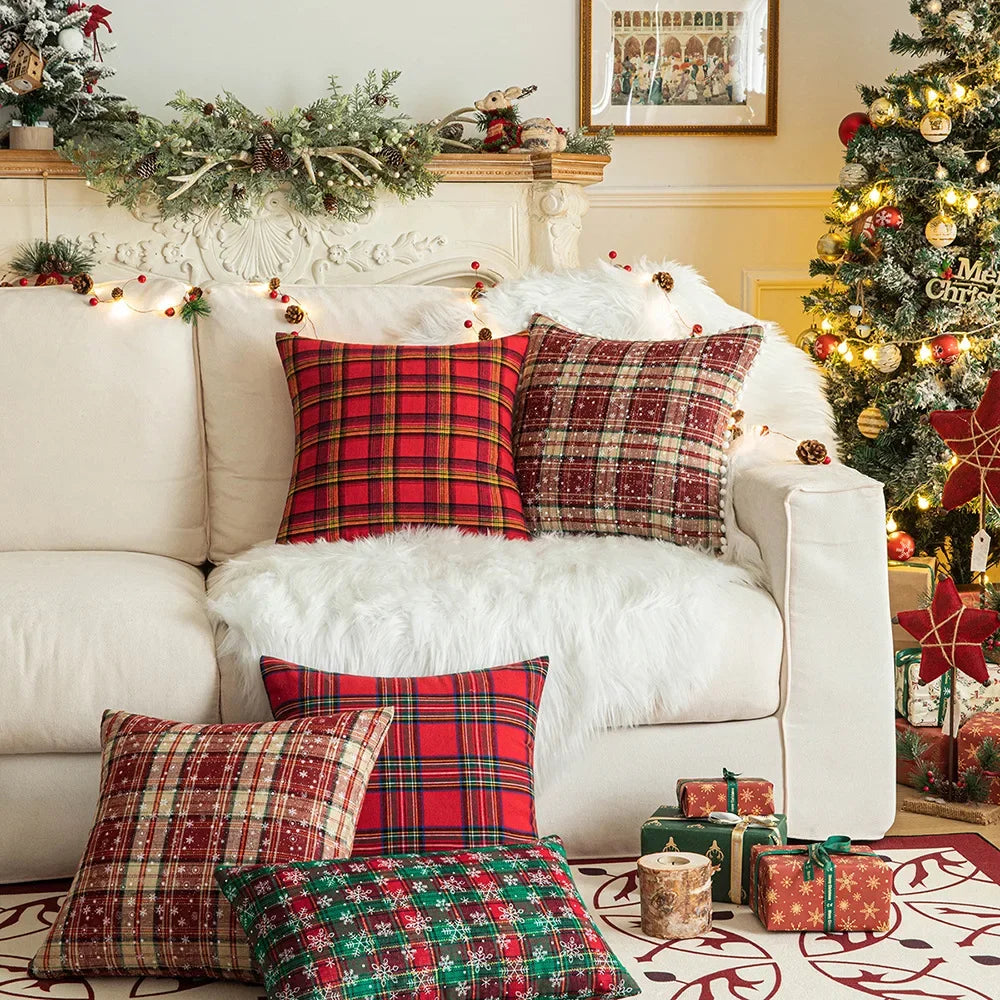 HolidayGlow – Christmas Plaid Cushion Cover with Snowflake Motif for a Magical Interior