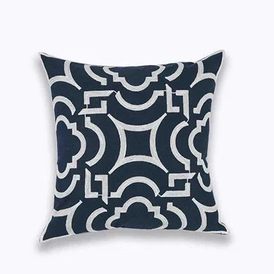 NovaLuxe – Stijlvolle Geborduurde Kussenhoes met Tijdloos Quatrefoil Motief