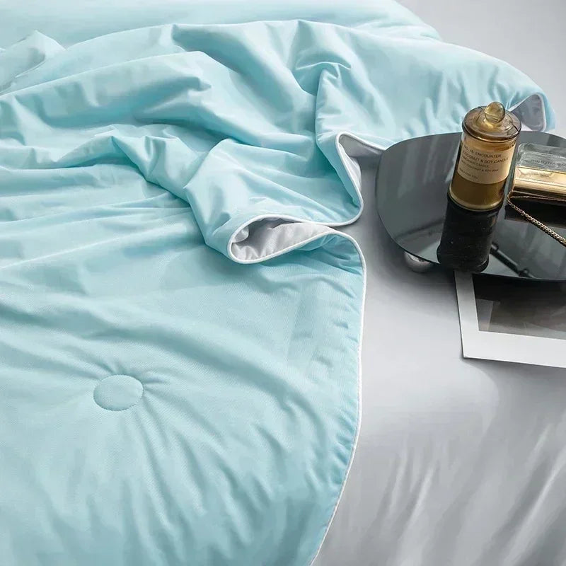 CoolBreeze – Luxe Breathable Cooling Blanket for Optimal Sleep Comfort