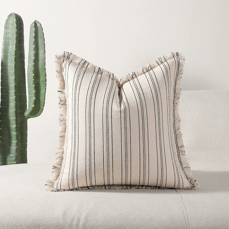 ScandiLuxe – Elegant Jacquard Kussenhoes met Fijne Franje Details