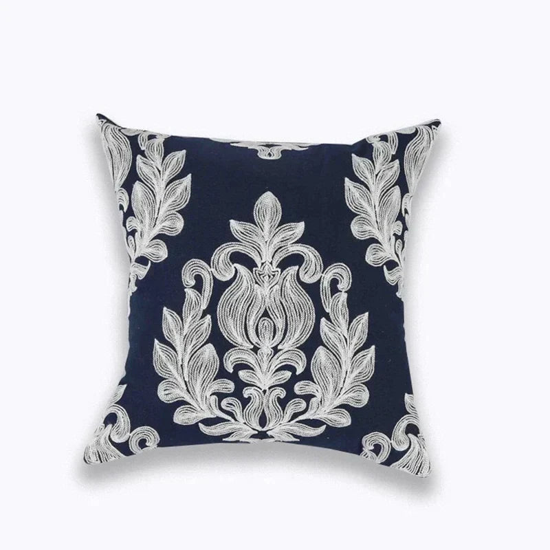 NovaLuxe – Stijlvolle Geborduurde Kussenhoes met Tijdloos Quatrefoil Motief