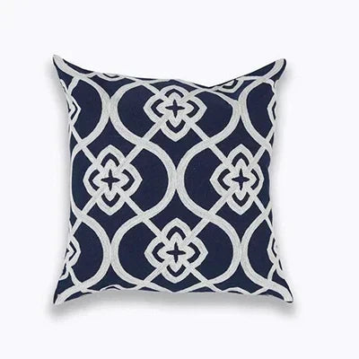 NovaLuxe – Stijlvolle Geborduurde Kussenhoes met Tijdloos Quatrefoil Motief