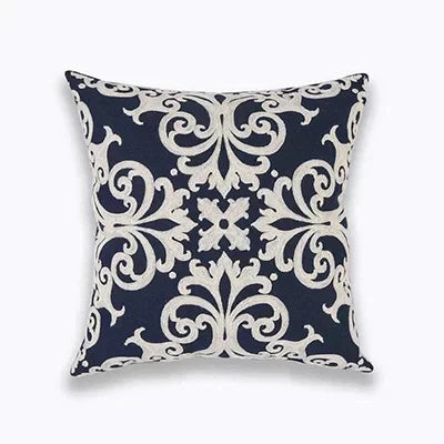NovaLuxe – Stijlvolle Geborduurde Kussenhoes met Tijdloos Quatrefoil Motief