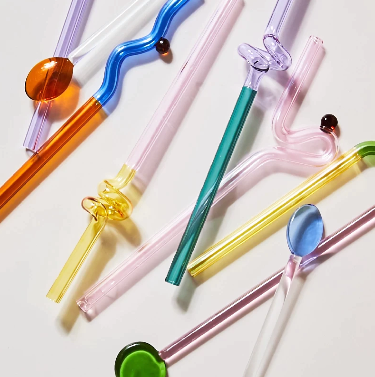 TwistSip – Speelse Gekleurde Glazen Rietjes met Elegant Gedraaid Design