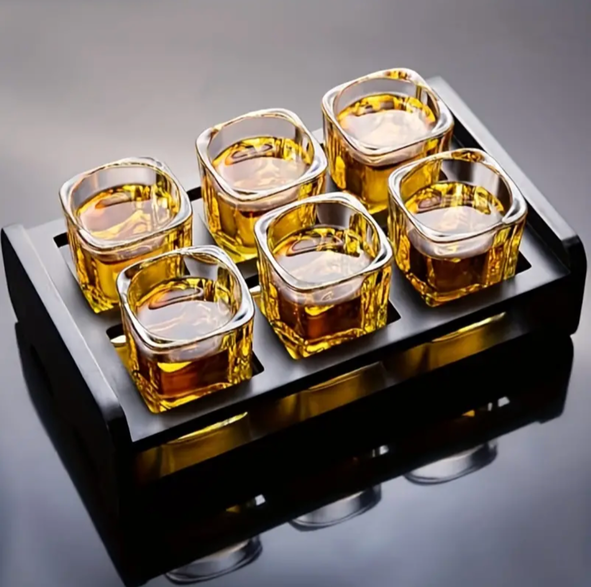 Set de six verres à shot carrés en verre avec plateau noir mat et insert en bois