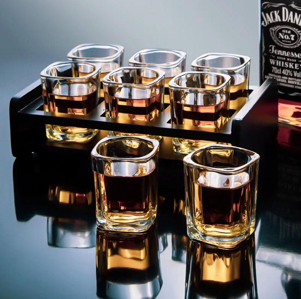 Set de six verres à shot carrés en verre avec plateau noir mat et insert en bois