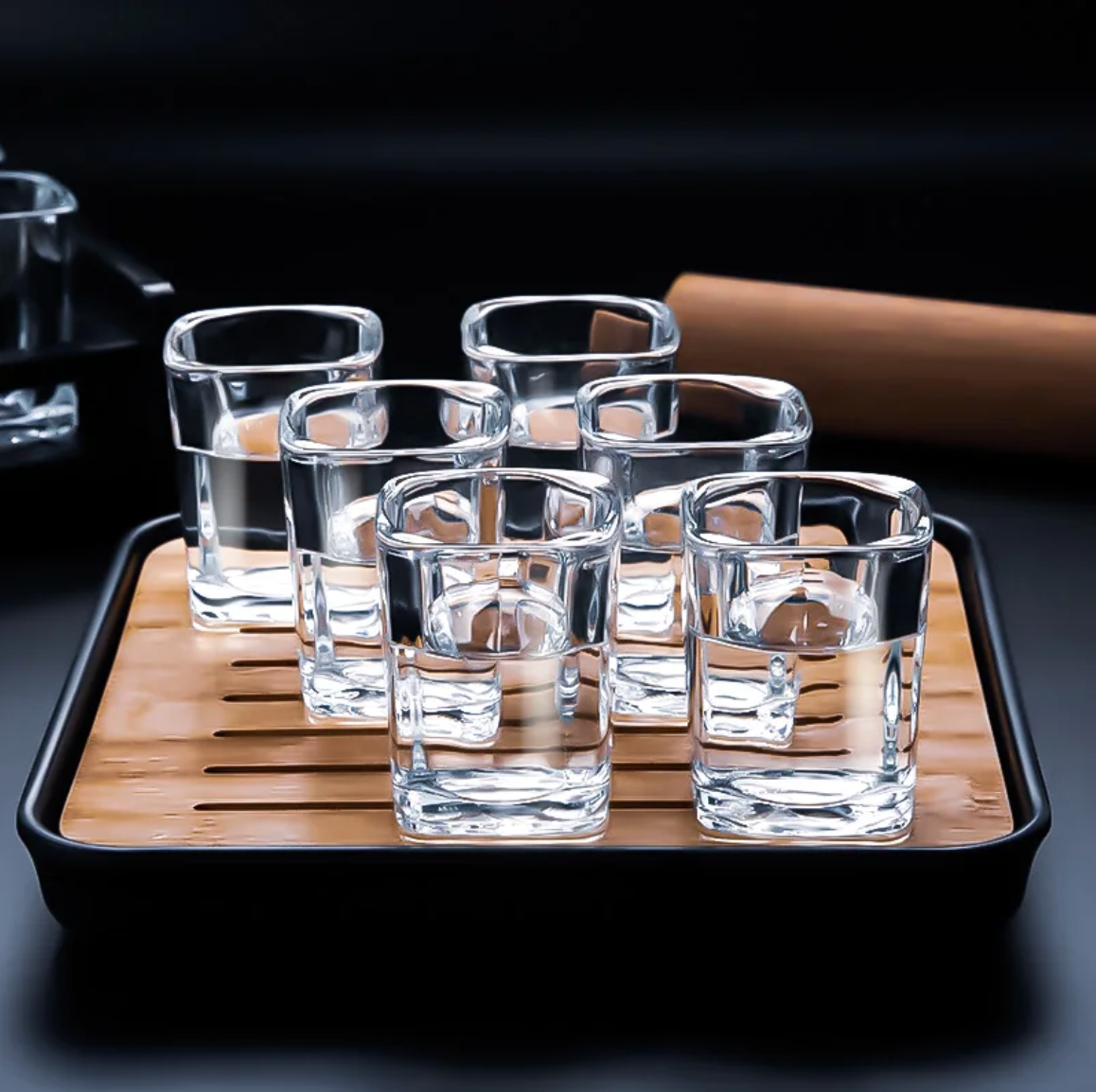 Set de six verres à shot carrés en verre avec plateau noir mat et insert en bois