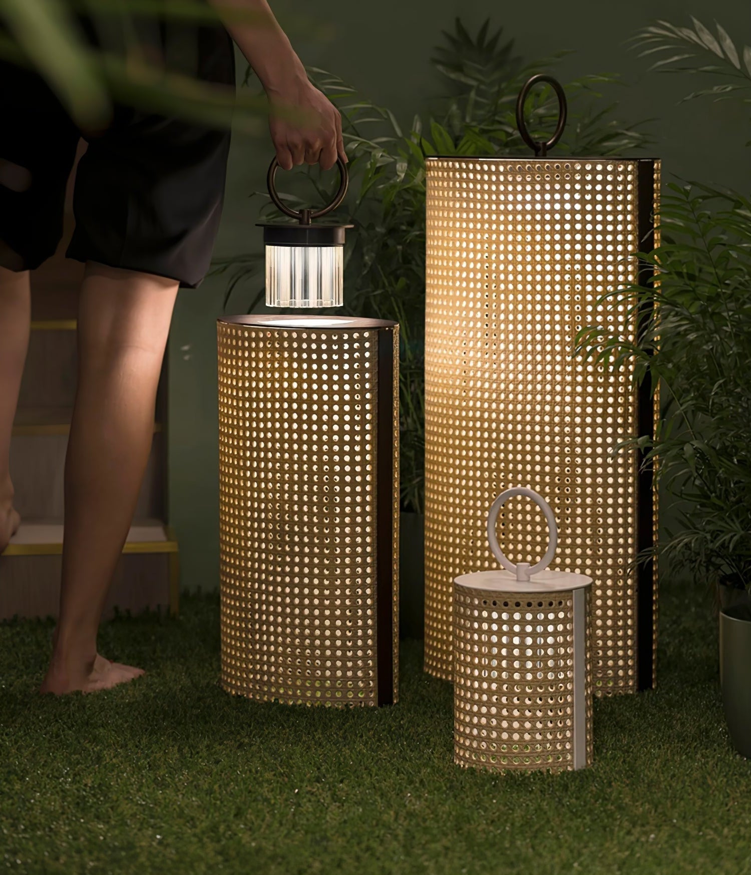 Lanterne Solaire d'Extérieur avec Télécommande et Revêtement en Rotin pour Jardin et Terrasse