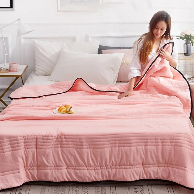GlacierBreeze – Luxe Cooling Blanket for Ultimate Sleep Comfort