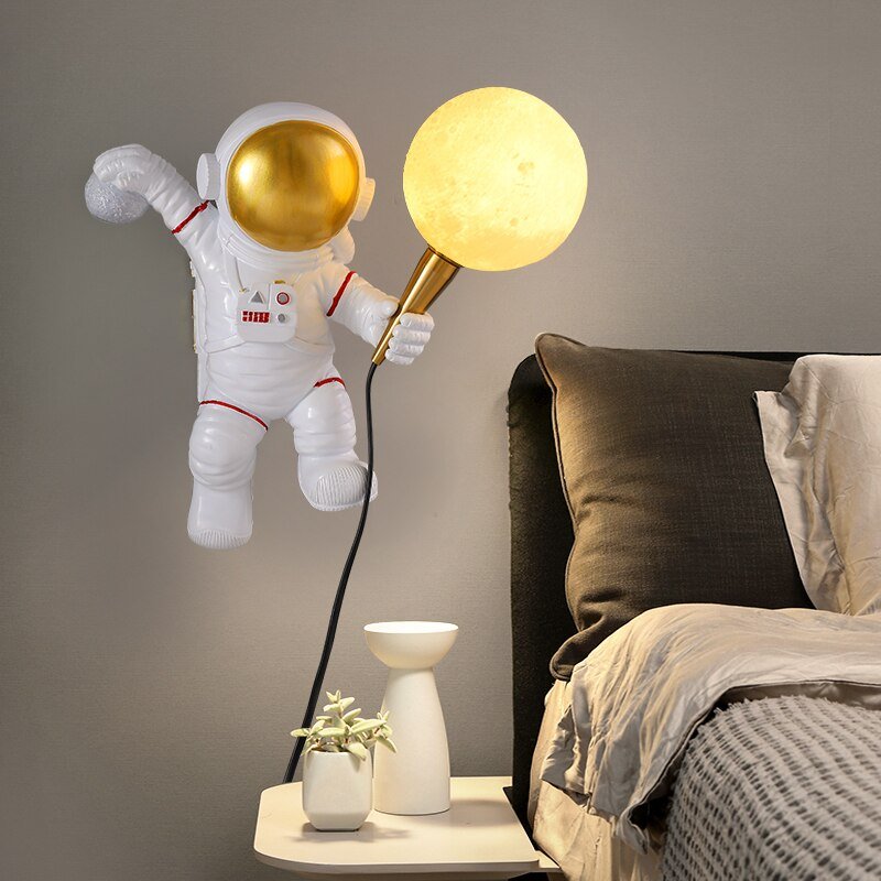AstroGlow – Luxury Astronaut Table Lamp with Cosmic Elegance