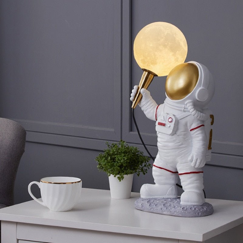 AstroGlow – Luxury Astronaut Table Lamp with Cosmic Elegance