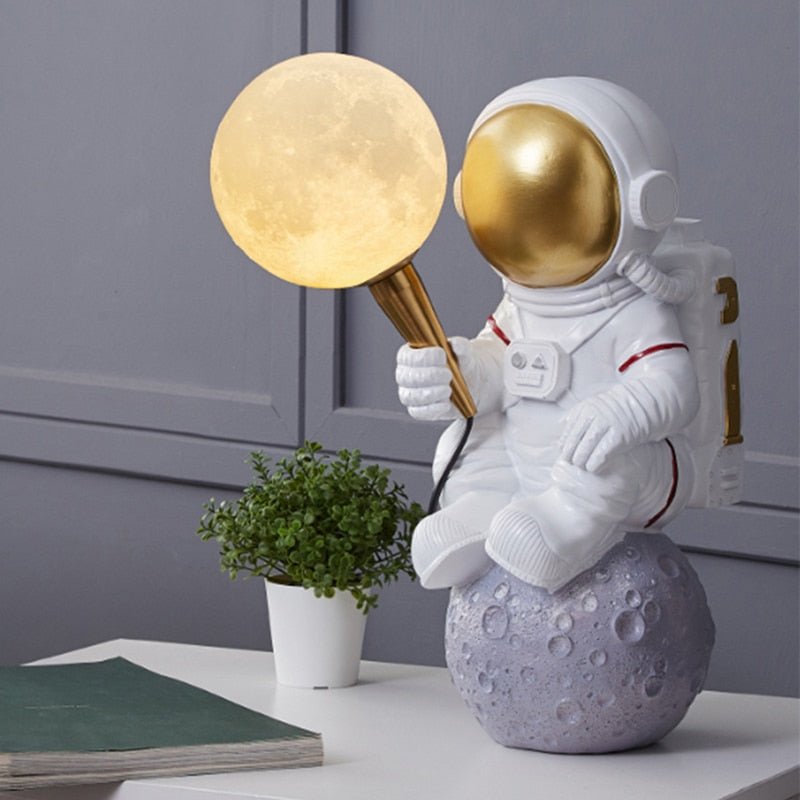 AstroGlow – Luxury Astronaut Table Lamp with Cosmic Elegance