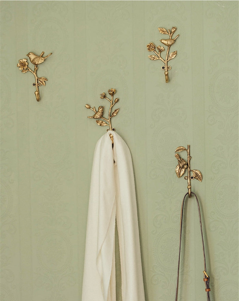 AvianCharm – Metal Wall Hook with Playful Bird Design