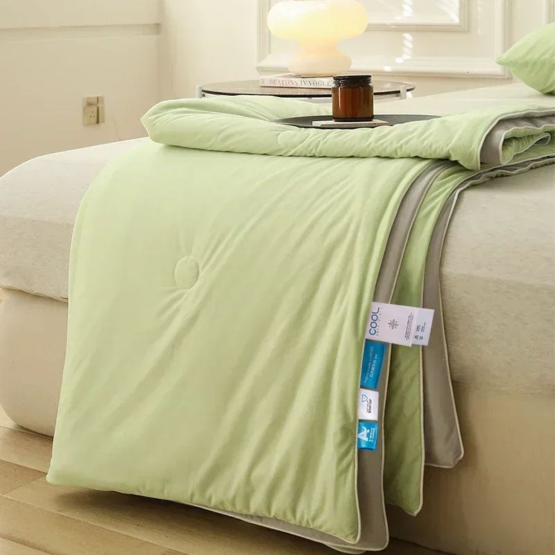 CoolBreeze – Luxe Breathable Cooling Blanket for Optimal Sleep Comfort