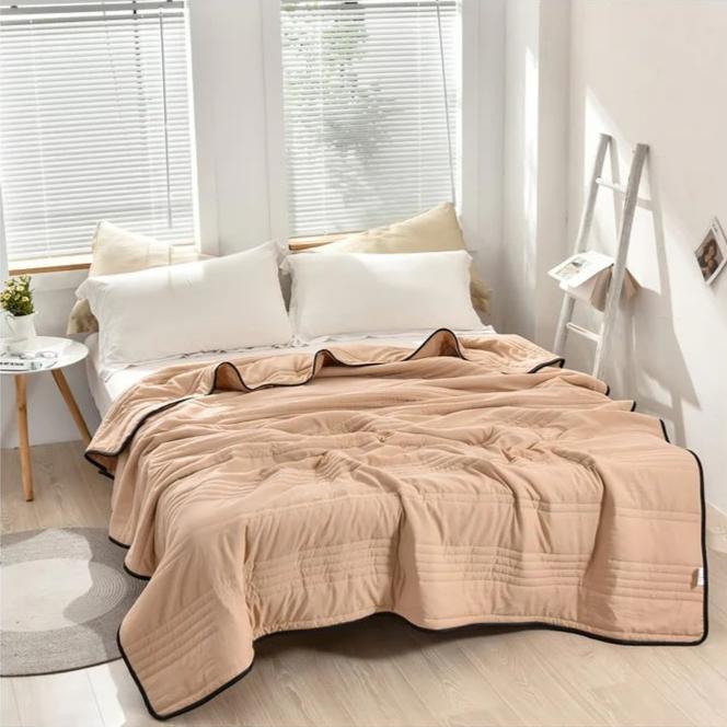 GlacierBreeze – Luxe Cooling Blanket for Ultimate Sleep Comfort