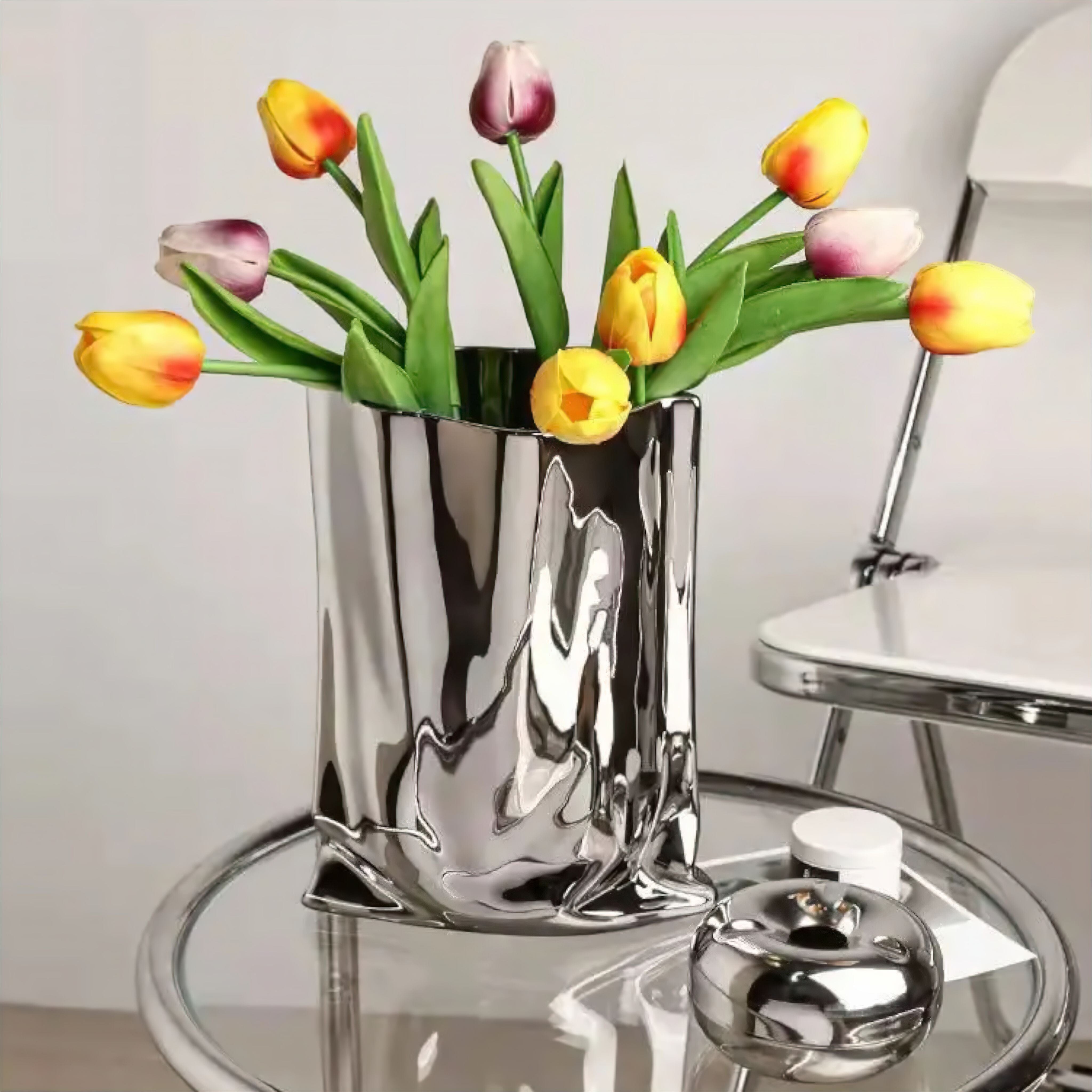 Vase sculpture en céramique argentée au design fluide et chrome miroir