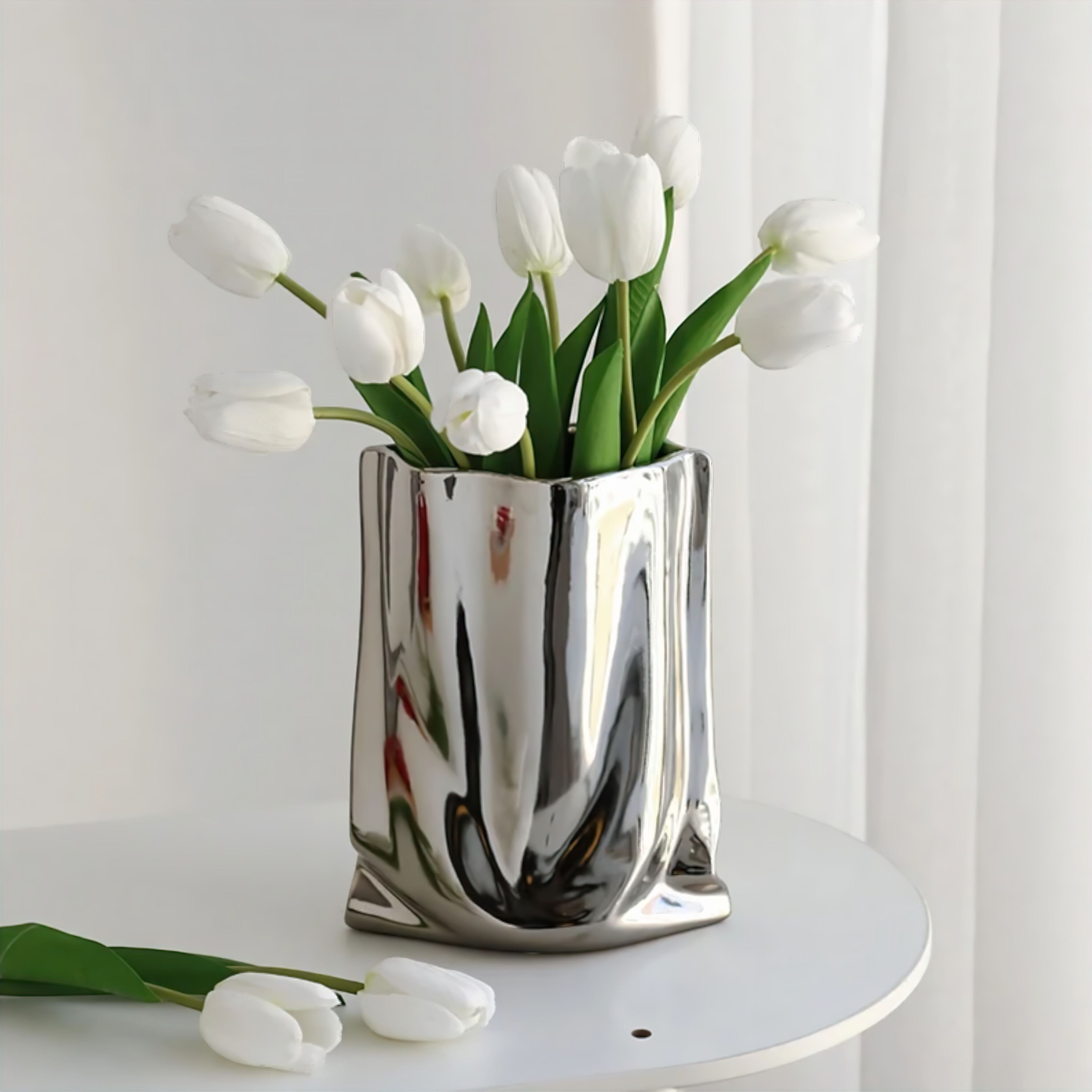 Vase sculpture en céramique argentée au design fluide et chrome miroir