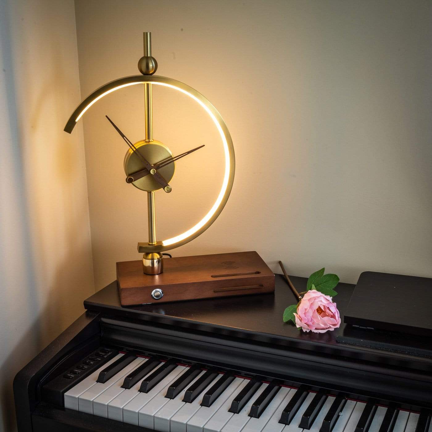 NagoyaLight – Luxury Lamp Clock with Wireless Charger