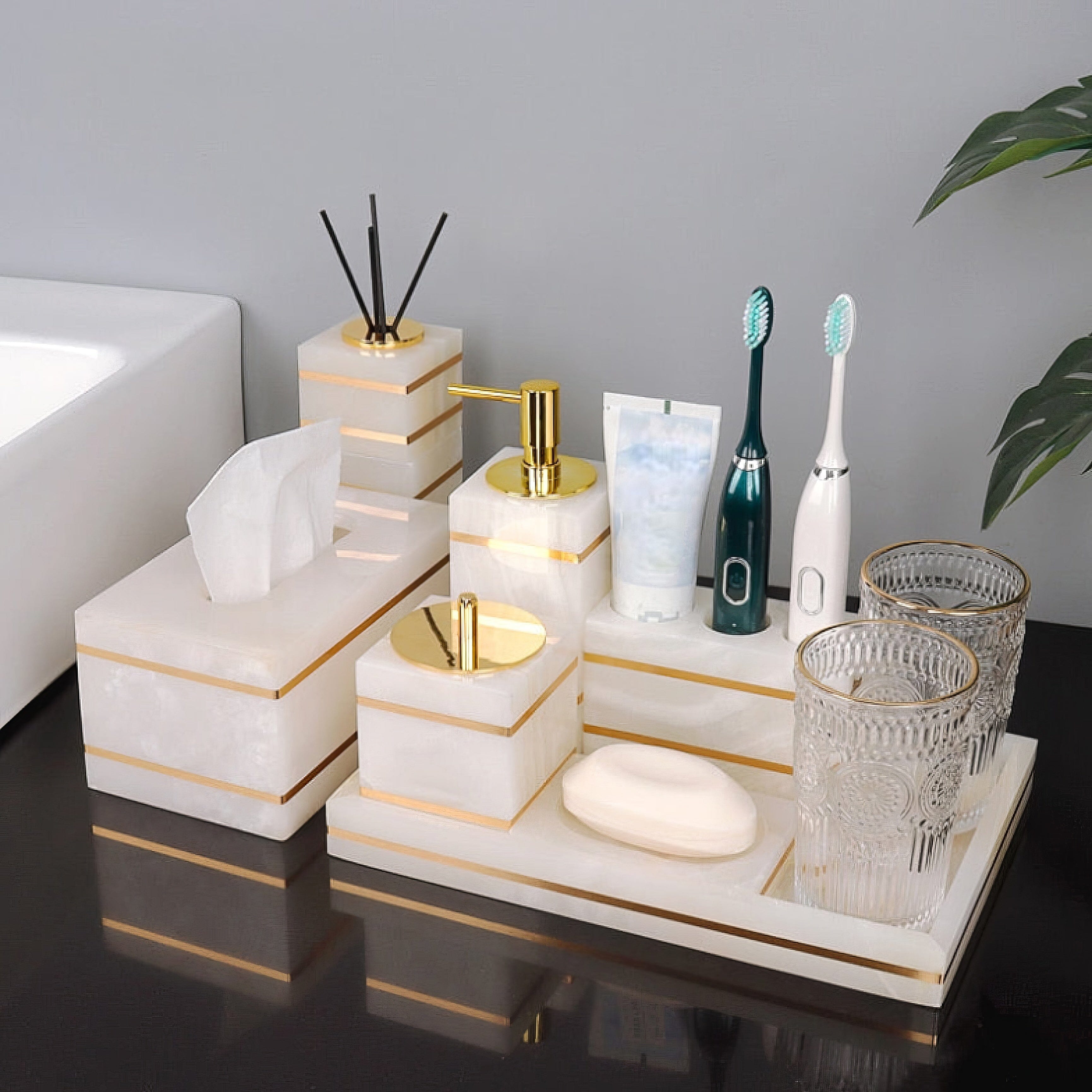 Ensemble de salle de bain aspect marbre en résine avec accents dorés, distributeur de savon, coupelle et gobelet