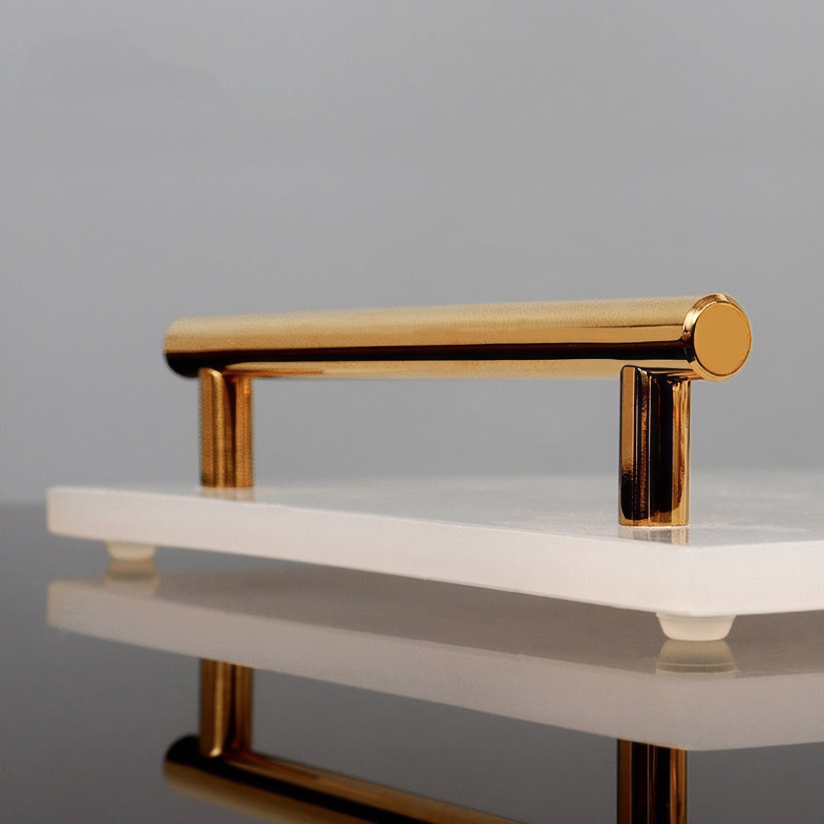 Ensemble de salle de bain aspect marbre en résine avec accents dorés, distributeur de savon, coupelle et gobelet