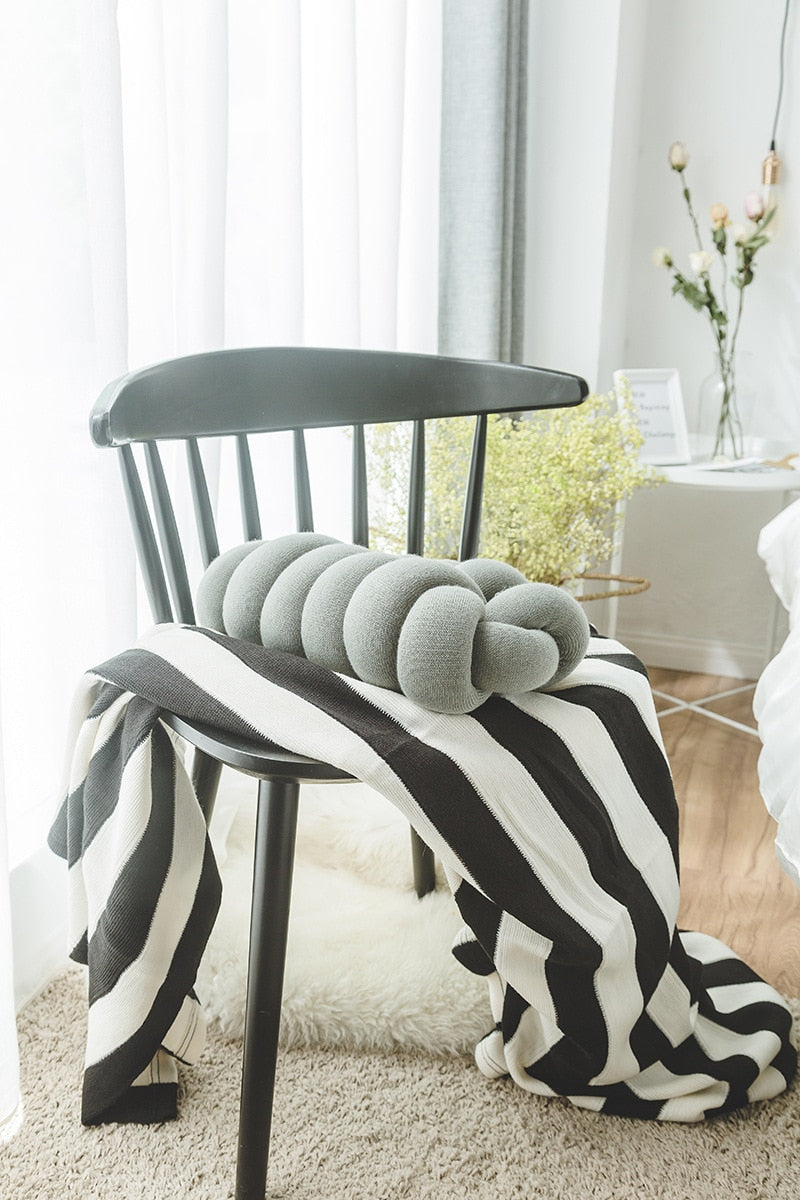 KnotLuxe – Handgeknoopte Decoratieve Knoopkussen met Moderne Uitstraling