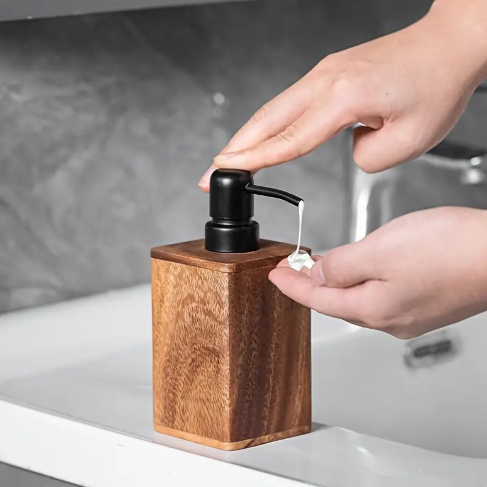 Distributeur rustique de savon et lotion en bois avec pompe noire mate pour salle de bain