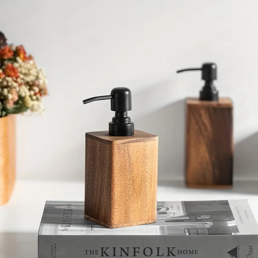 Distributeur rustique de savon et lotion en bois avec pompe noire mate pour salle de bain