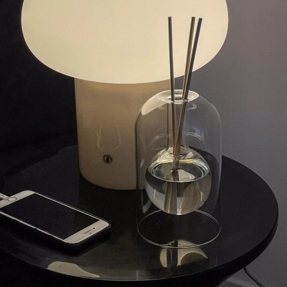 AromaLuxe – Elegant Fragrance Diffuser with Minimalist Design for a Soothing Atmosphere