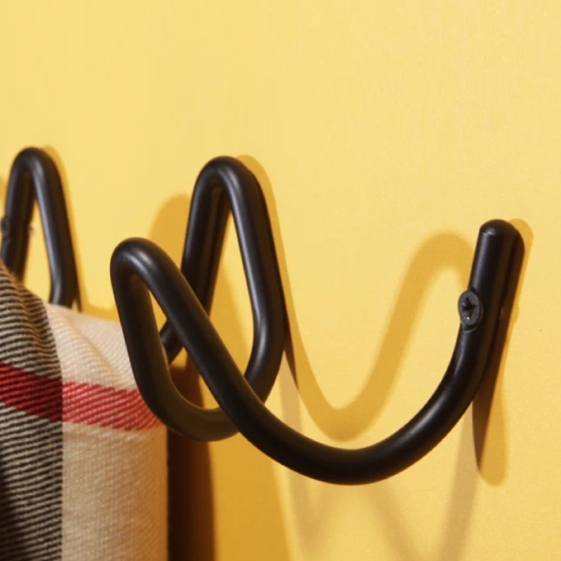 LineaLoop – Modern Metal Wall Coat Rack with Elegant Design