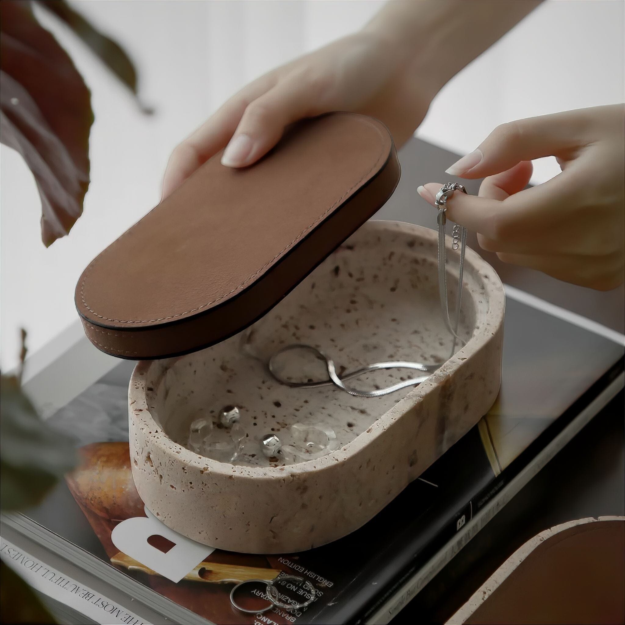 Boîte à bijoux en travertin ovale avec couvercle en cuir – boîte de rangement décorative en pierre