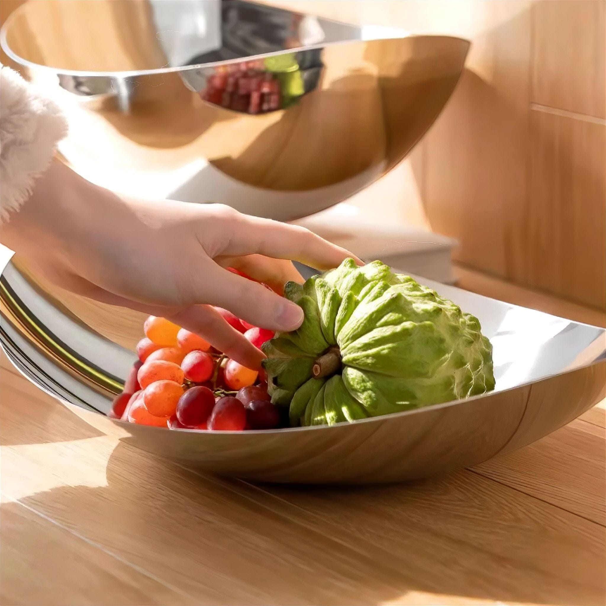Coupe décorative en métal poli avec bord organique pour fruits ou décoration