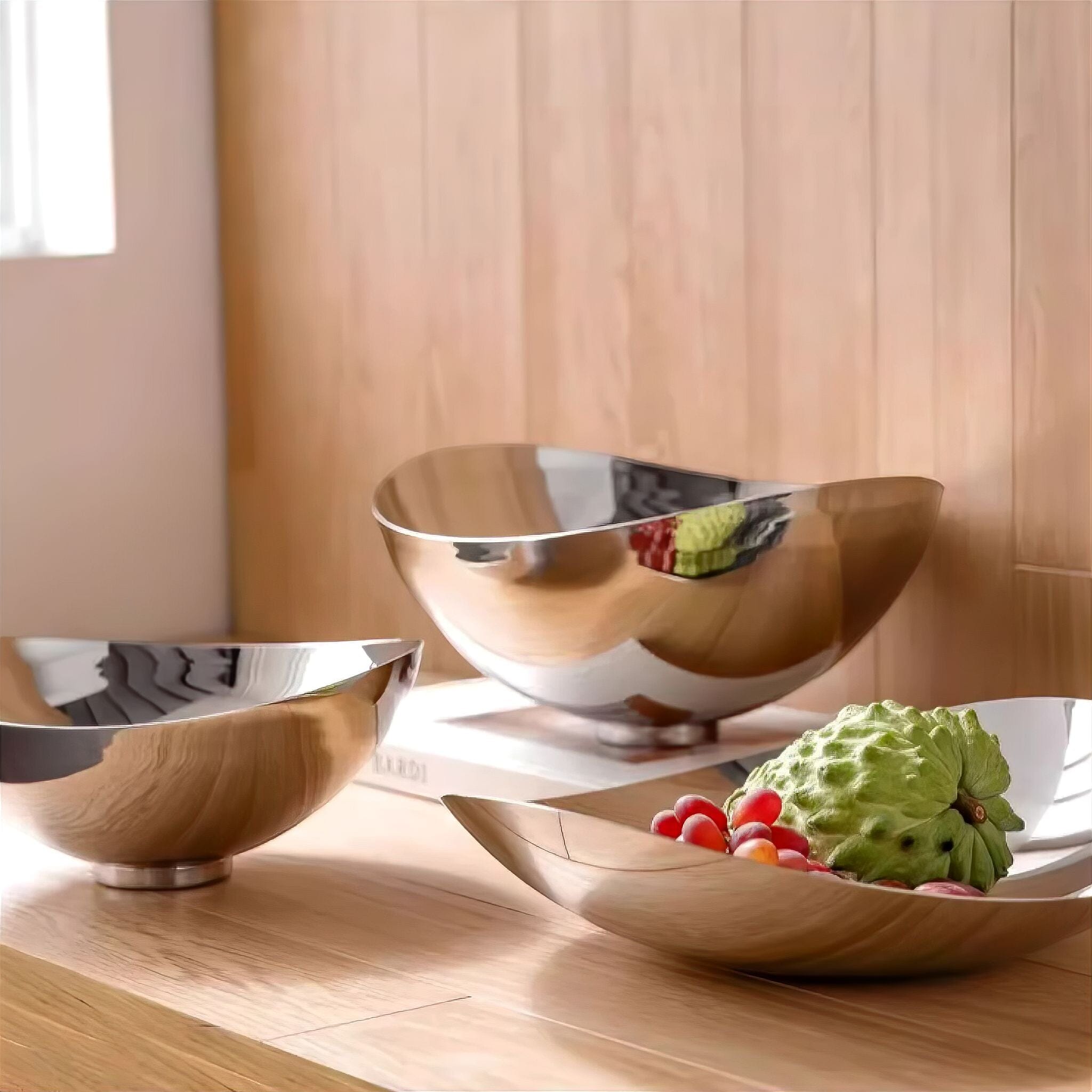 Coupe décorative en métal poli avec bord organique pour fruits ou décoration